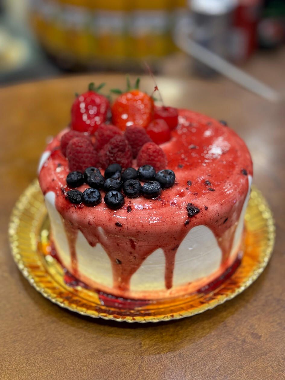 3637 - Frutas Vermelhas: Pão de ló de baunilha recheio de frutas vermelhas e Morangos fatiados e cobertura de chantily