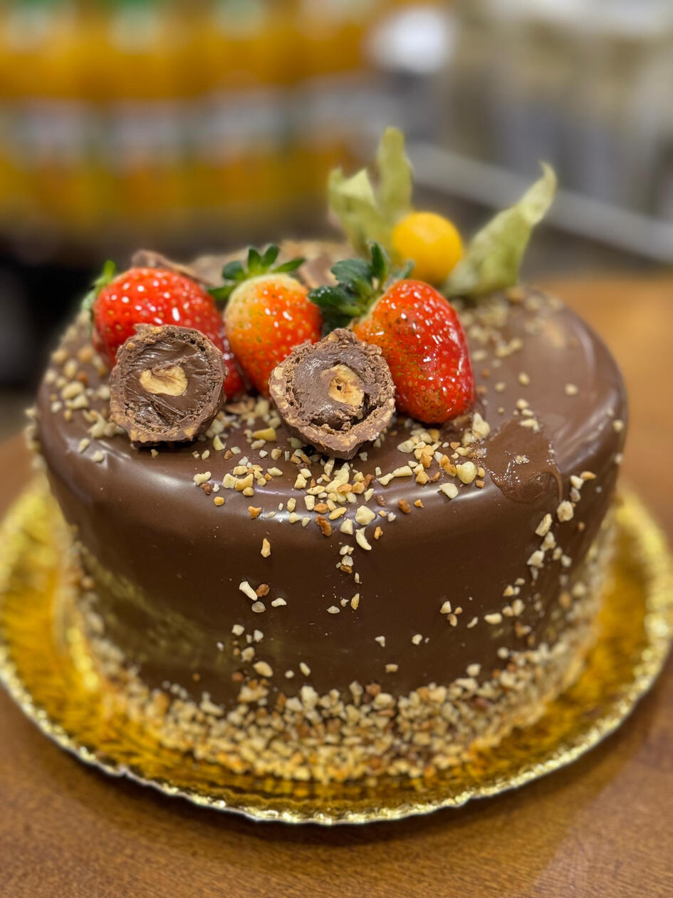 3967- Ferrero com Morangos: Pão de chocolate com recheio de mousse de avelã e morango