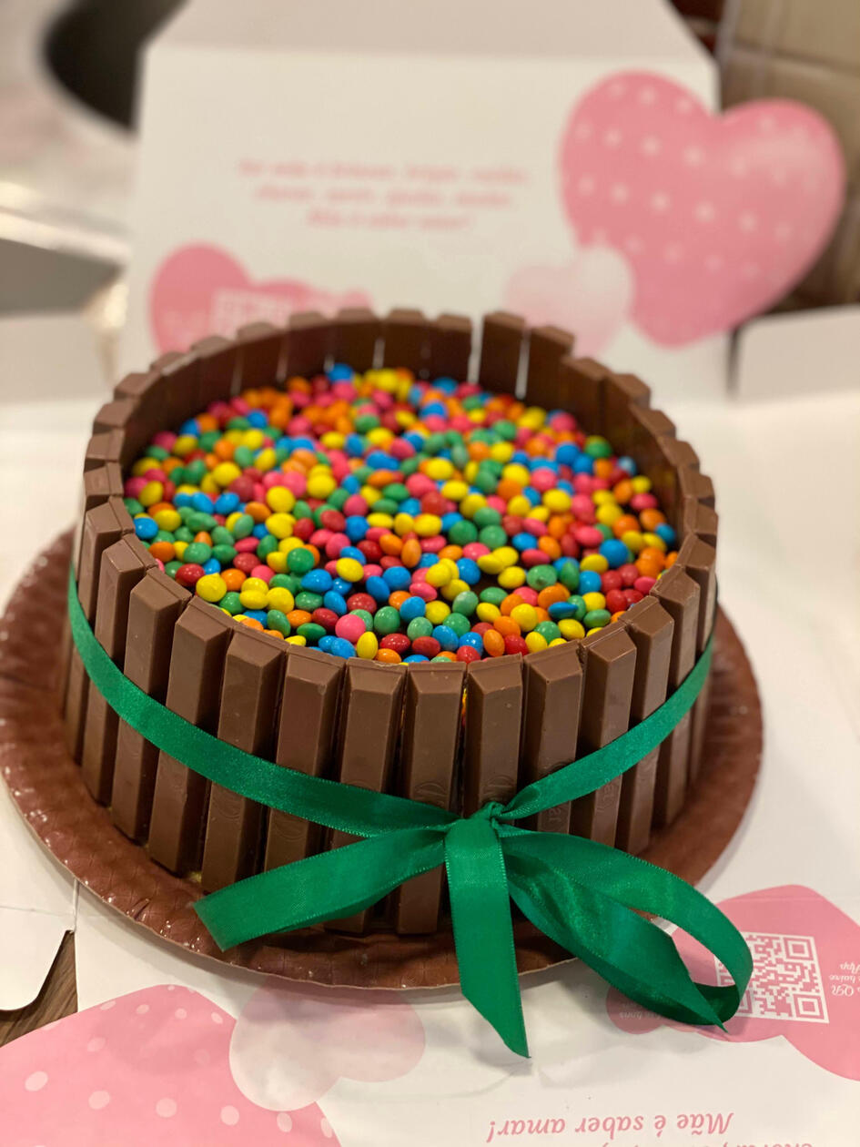 3462 - Kit Kat: Pão de ló de chocolate recheio mousse com pedaços de kit kat cobertura de chocolate ganache