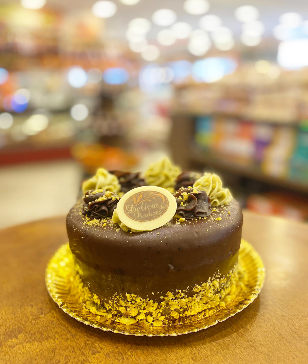 729 - Pistache: pão de ló de chocolate, recheio mousse chocolate branco com pistache