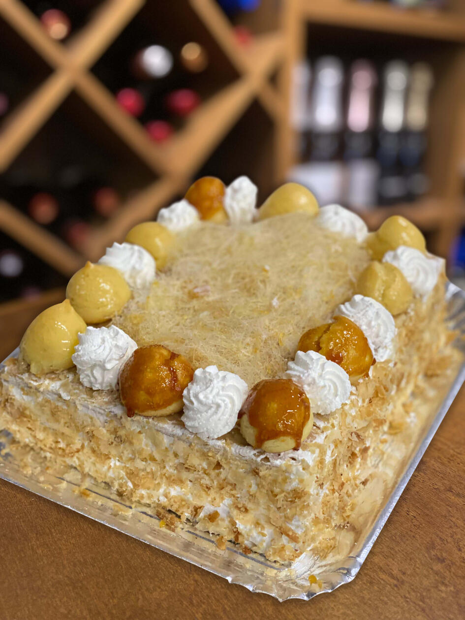 3701 - Saint Honoré: Massa folhada com fios de caramelo recheio de creme baunilha e chantily e carolinas carameladas