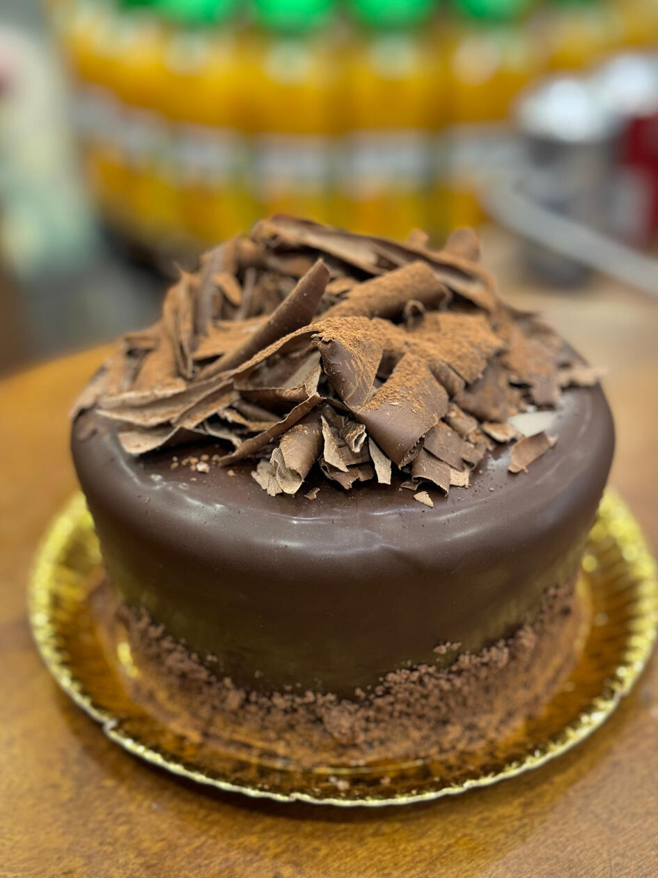 3160 - Trufado: Pão de ló de Chocolate recheio de chocolate amargo (obs vai cachaça e mel) ganache de chocolate