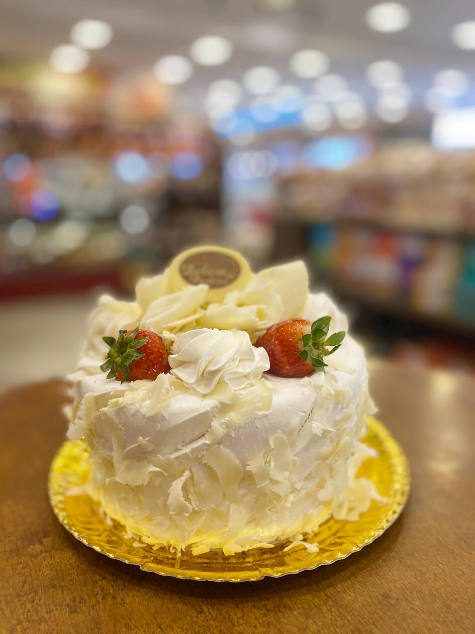 3277 - Floresta branca: pão de ló de baunilha, recheio de morango ou cerejas e chantilly com raspas de chocolate