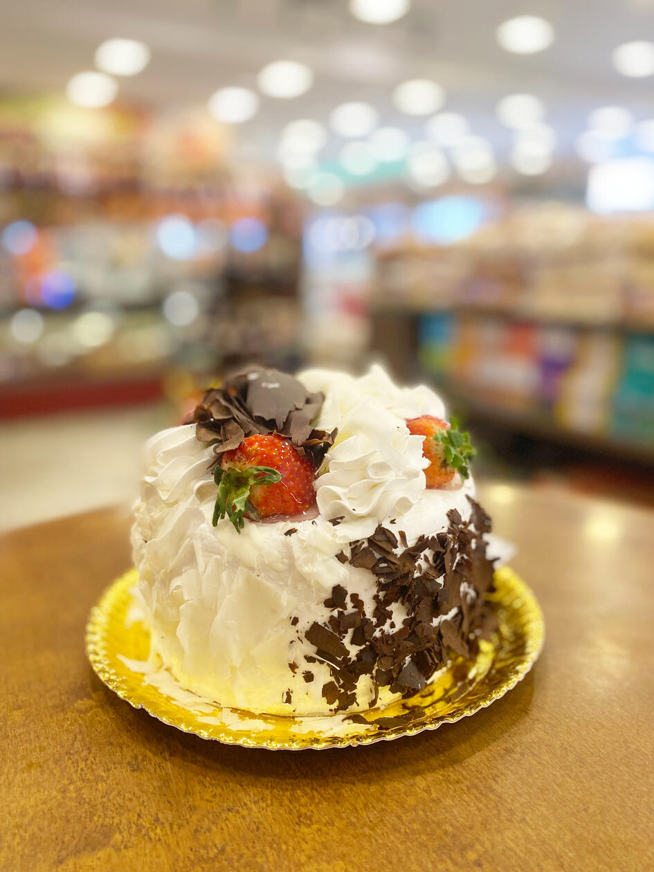 Floresta mista: pão de ló de baunilha, recheio de morango ou cerejas e chantilly com raspas de chocolate branco e preto