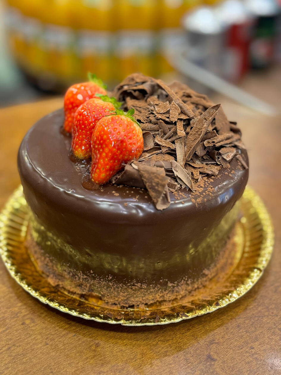 3161 - Trufado com morangos: (Pão de ló de chocolate (recheio chocolate amargo, ganache) obs vai cachaça e mel