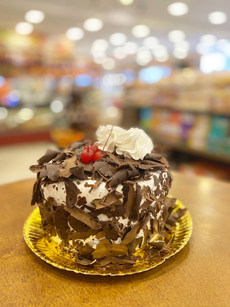 3284 - Floresta negra: pão de ló de chocolate, recheio de morango ou cerejas e chantilly com raspas de chocolate