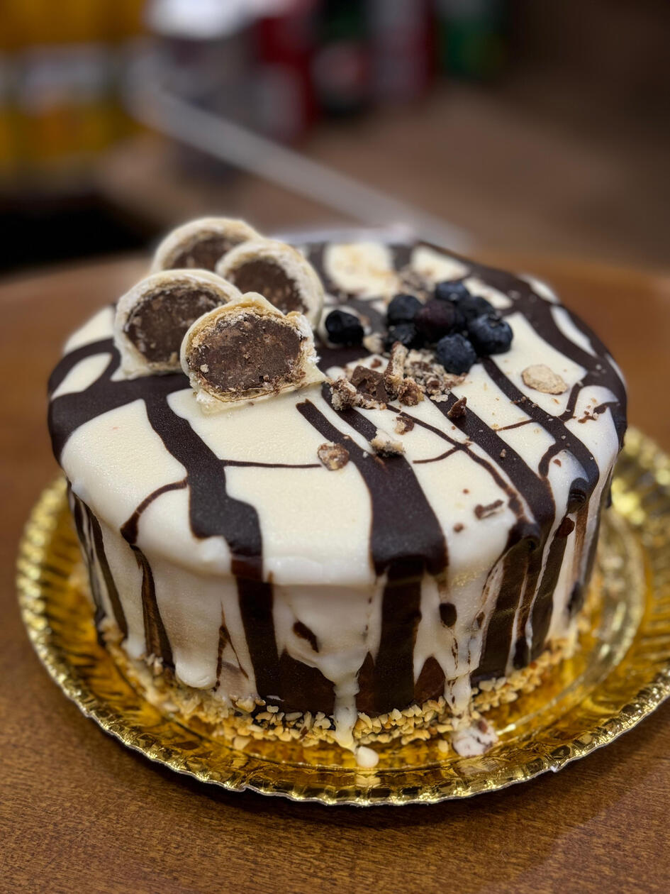 3245 - Ouro Branco: Pão de ló de baunilha recheio de mousse creme bombom e pedaços de bombom