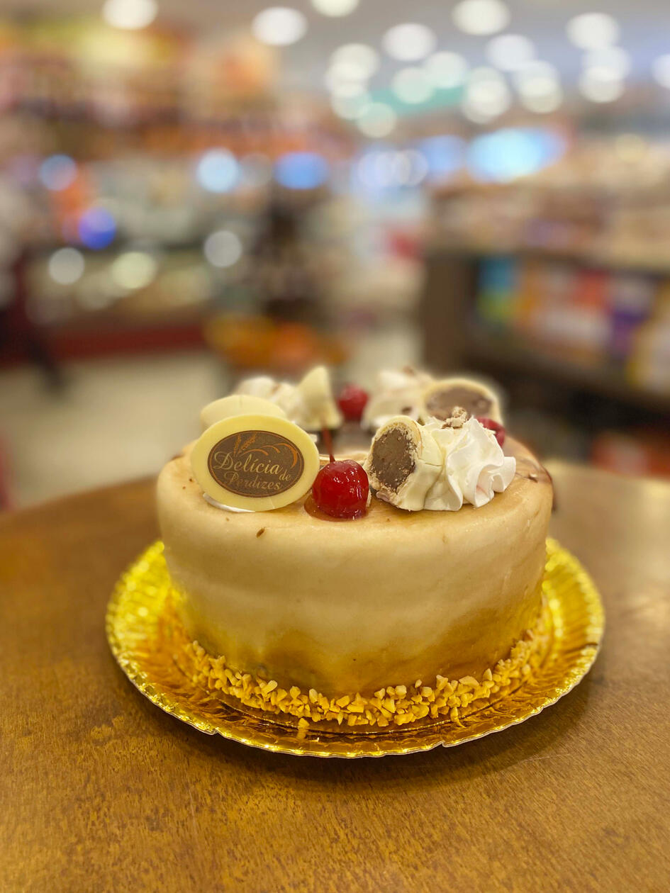 3705 - Sonho de valsa: pão de ló de chocolate, recheio mousse creme de bombom e pedaços de bombom