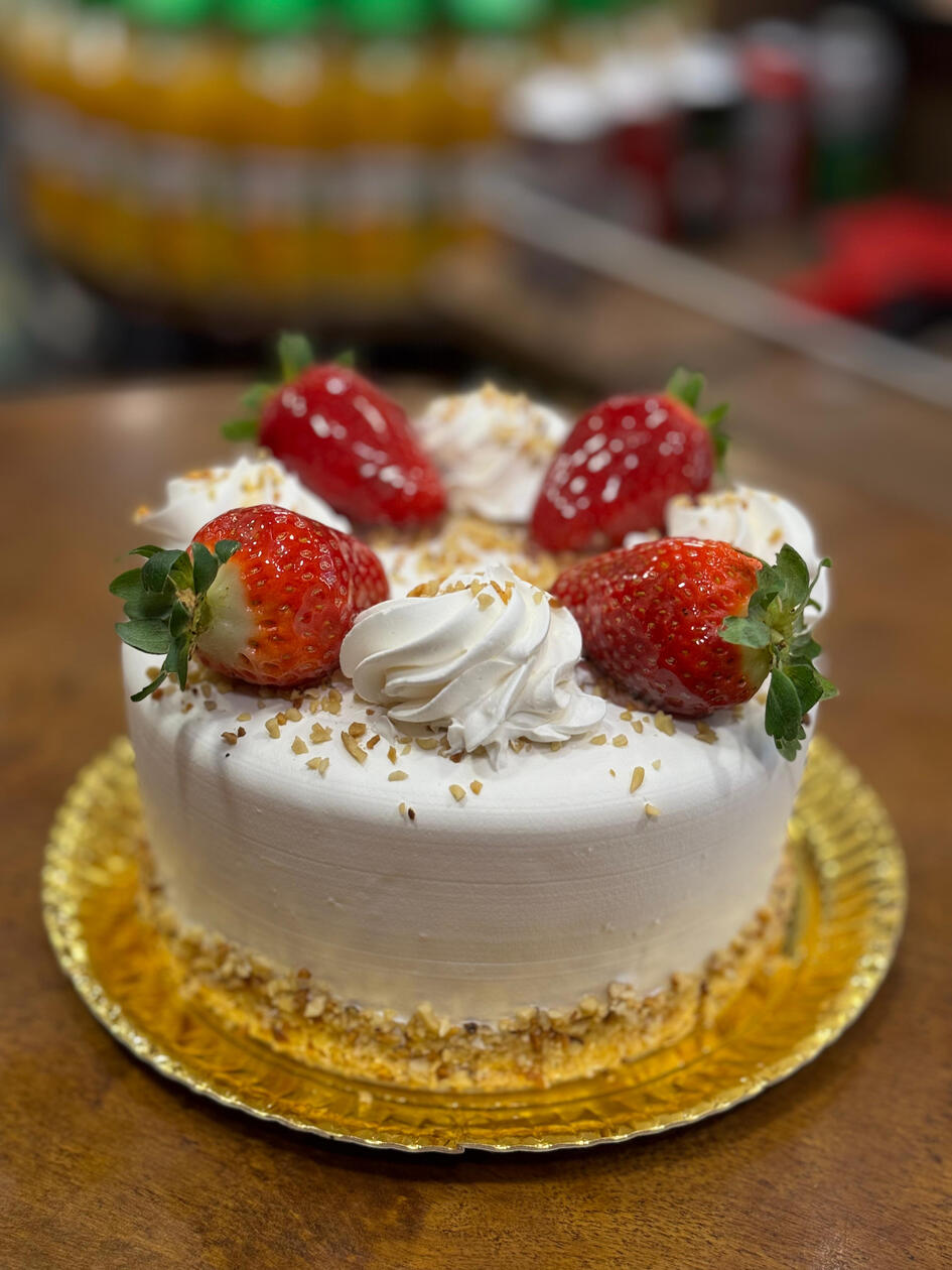 3287 - Chantilly com morangos: Pão de ló de Baunilha Recheio de Chantily com Morango