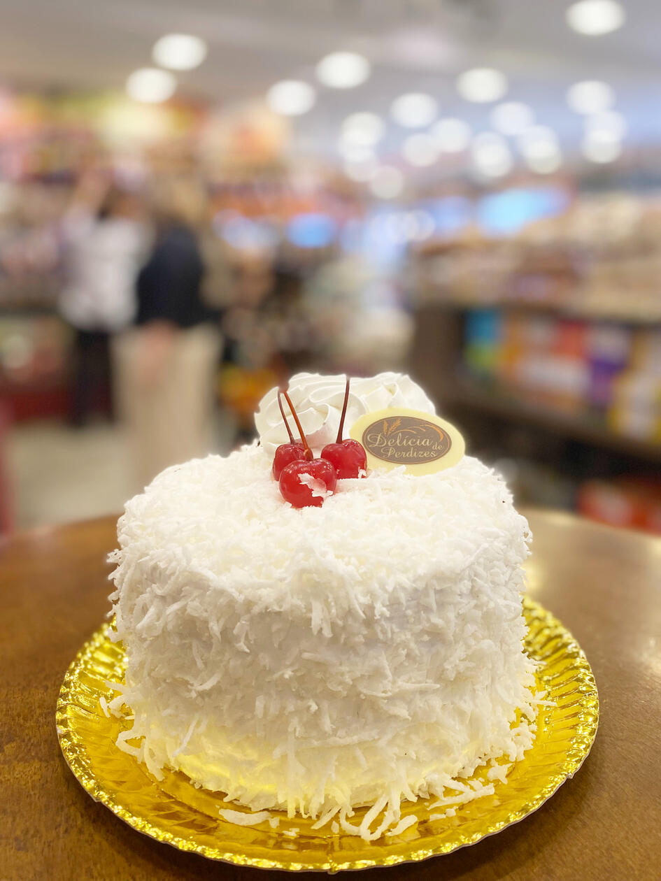 3292 - Coco: Pão de ló de baunilha, recheio de coco e beijinho
