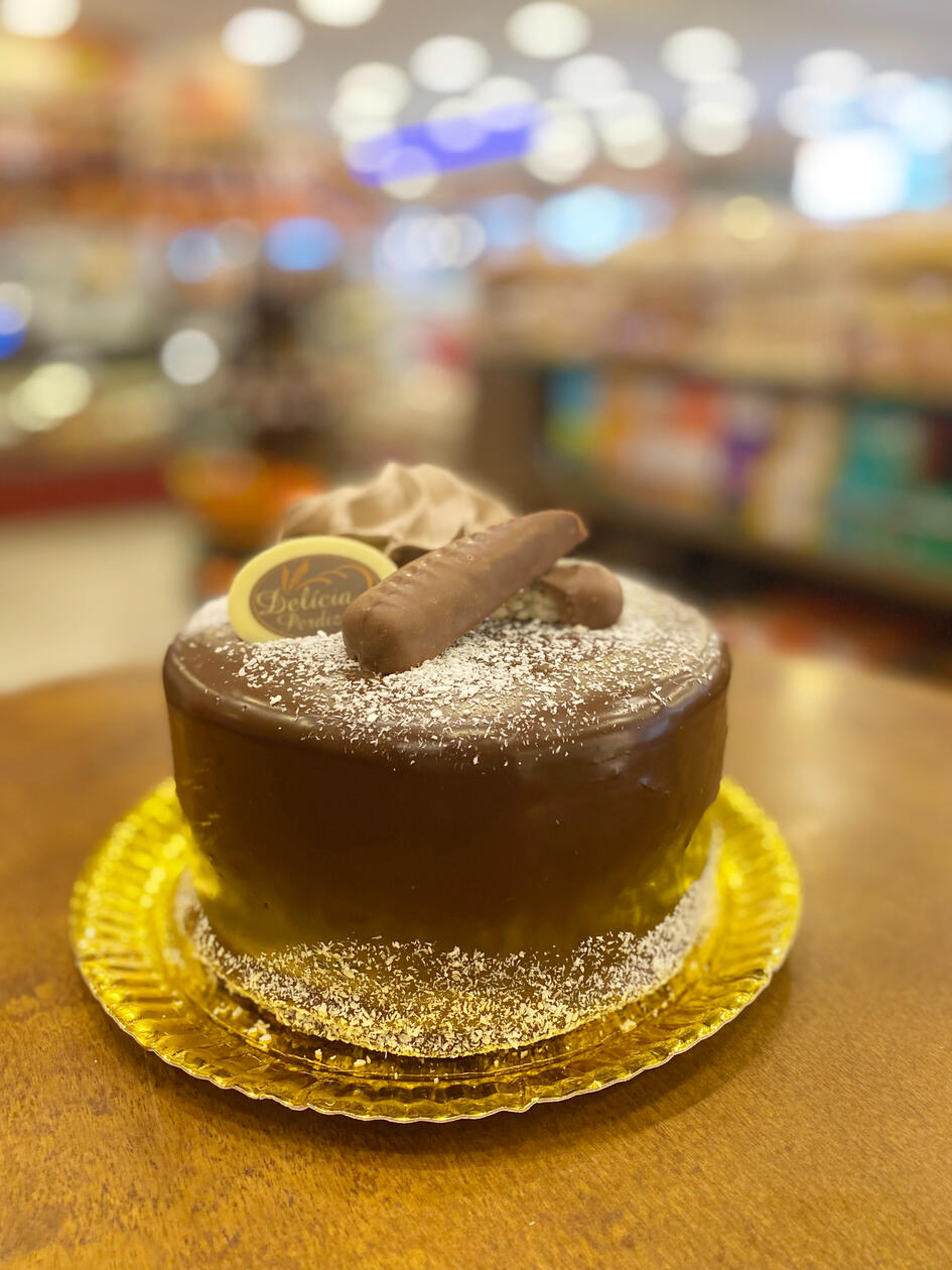 3288 - Prestigio: pão de ló de chocolate, recheio prestigio e cobertura ganache