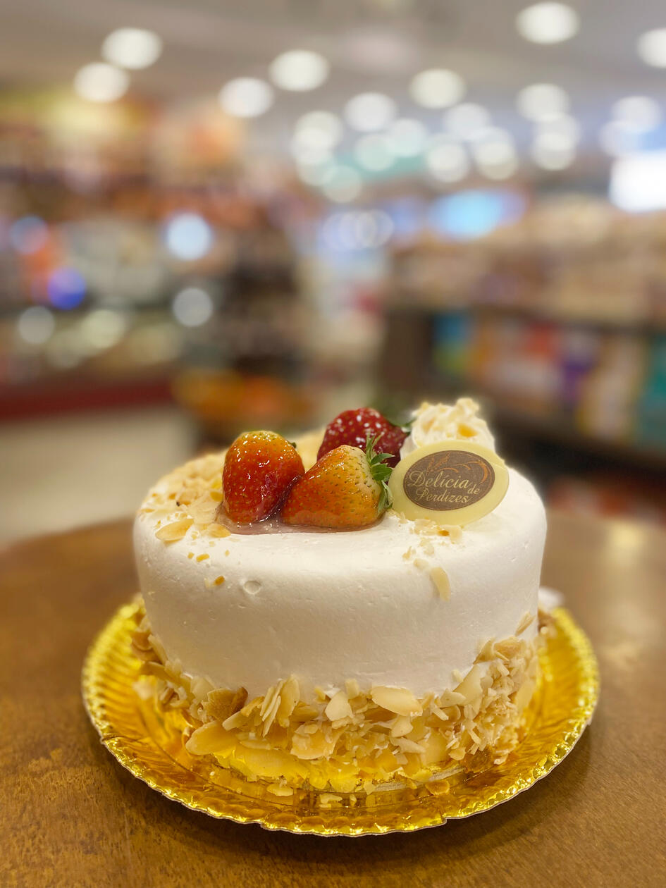 Pão de ló branco, chantilly e amêndoas laminadas